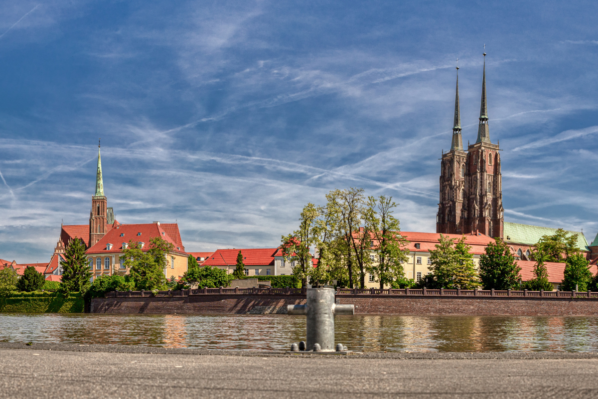 widok Ostrowa Tumskiego we Wrocławiu z perspektywy rzeki Odry na pierwszym planie 