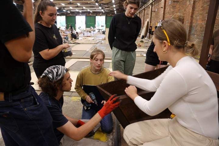 7 osób - uczestnicy projektu Wrocławskie Akademickie Zespoły Zadaniowe wykonują zaprojektowane przez siebie meble plenerowe