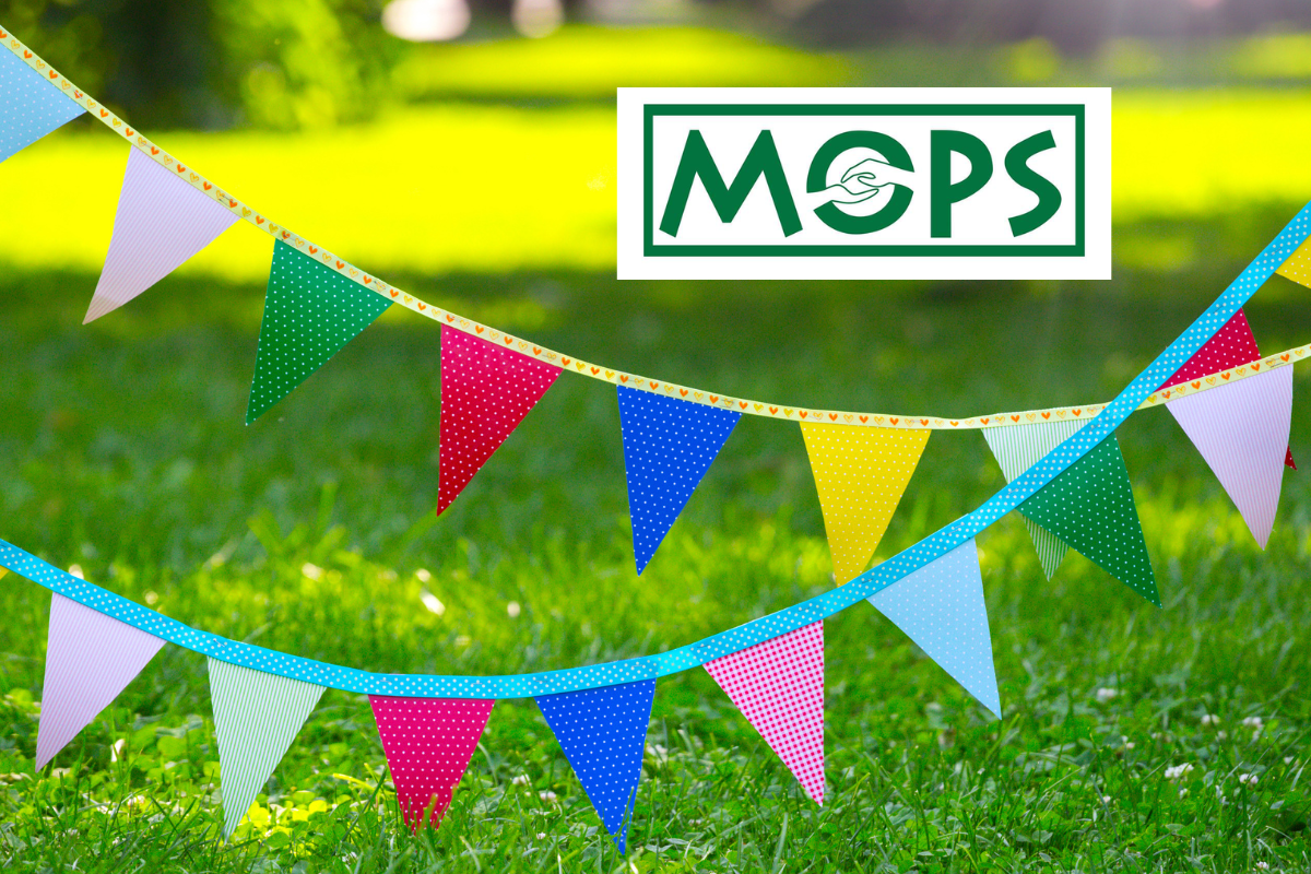 festyn logo mops w tle trawnik park i kolorowe wstążki
