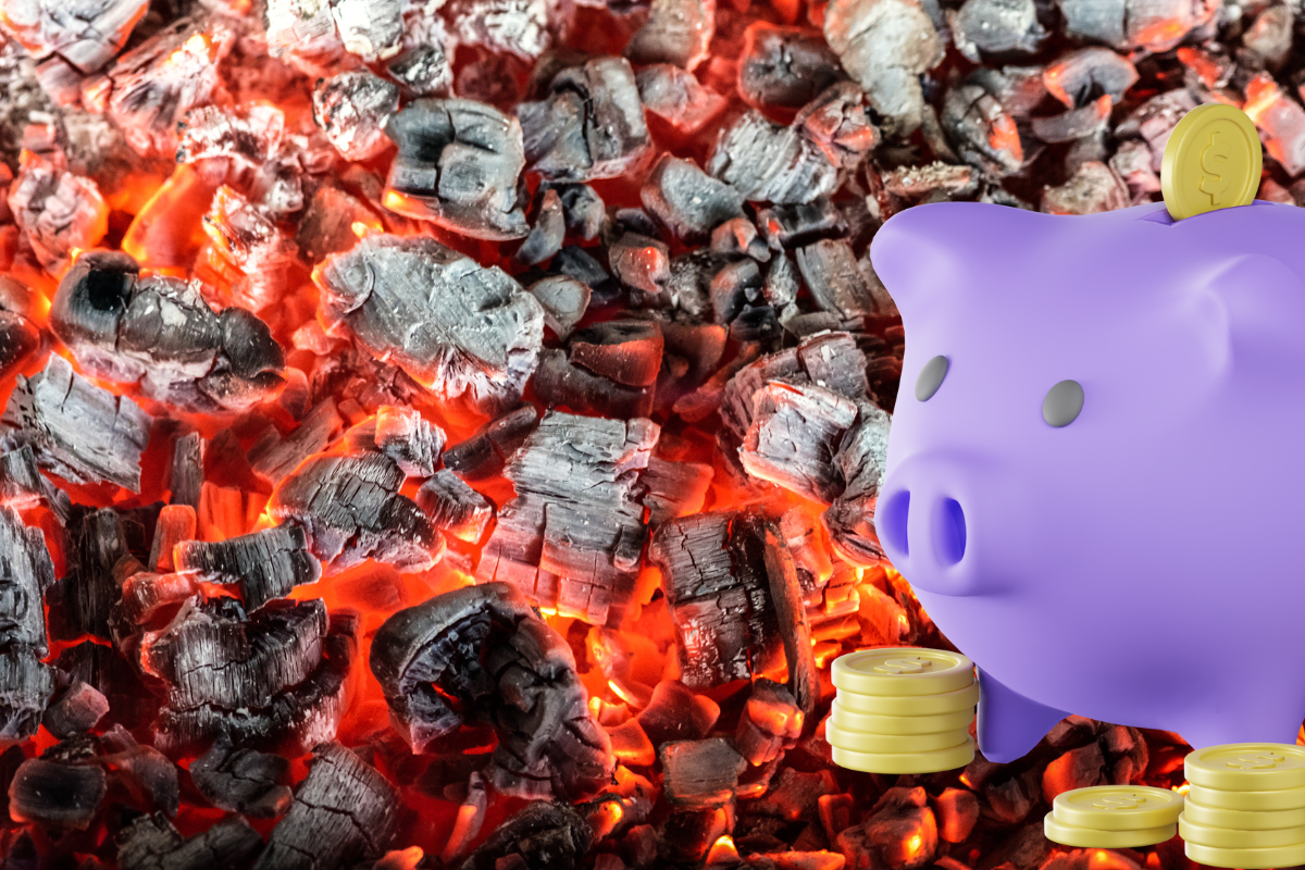 obrazek wprowadzenie do artykułu przedstawia żarzący się węgiel w tle oraz fioletową świnkę skarbonkę w otoczeniu monet