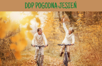 Pogodna jesień - para senirów na rowerach w jesiennej aurze